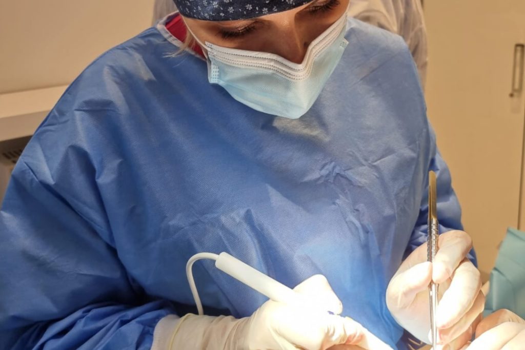 Doktor Potembska-Eberhardt w trakcie zabiegu blefaroplastyki za pomocą noża radiochirurgicznego 